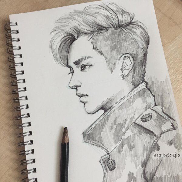 парень карандашом