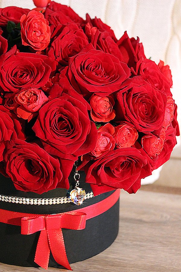 розы в шляпной коробке