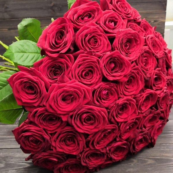 Шикарный букет красных роз