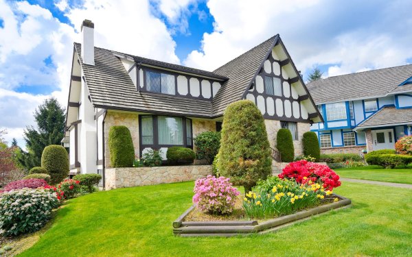 красивая лужайка перед домом