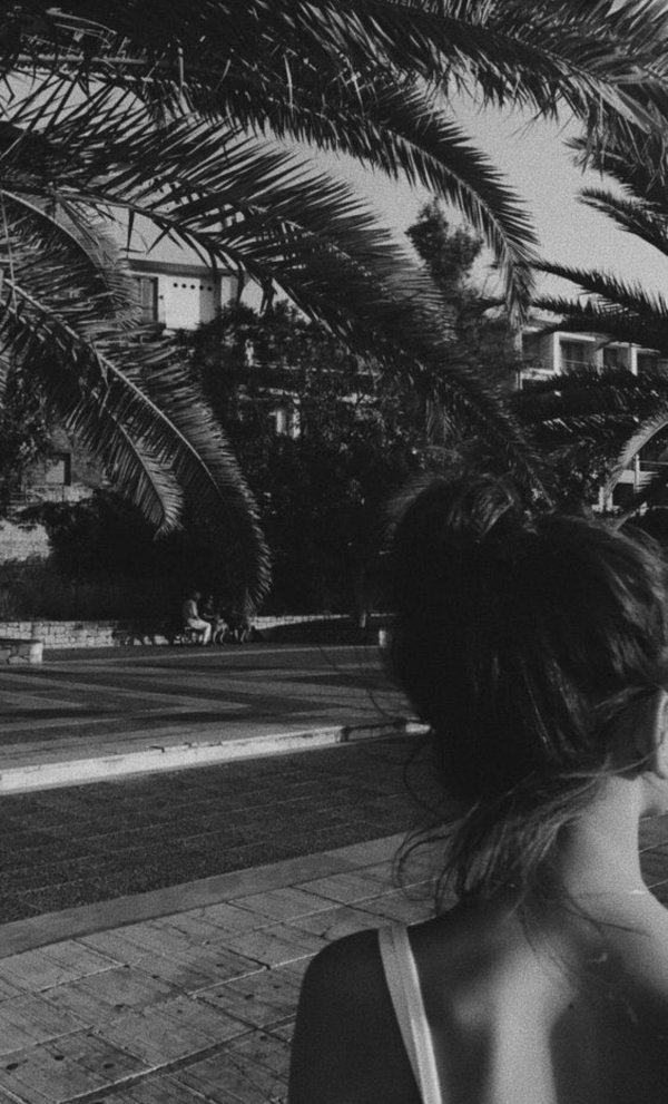 брюнетка со спины