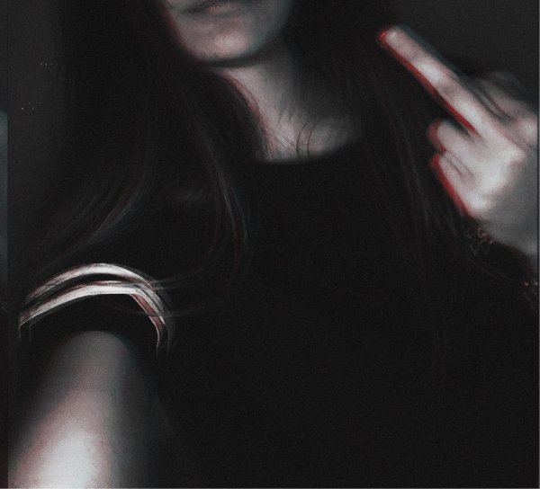 топовая девочка в темноте