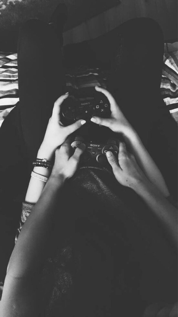 парень и левушка играют