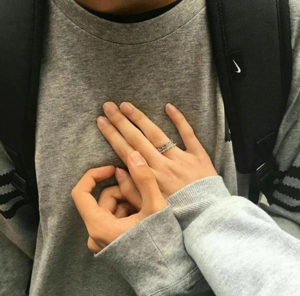 рука девушки и парня