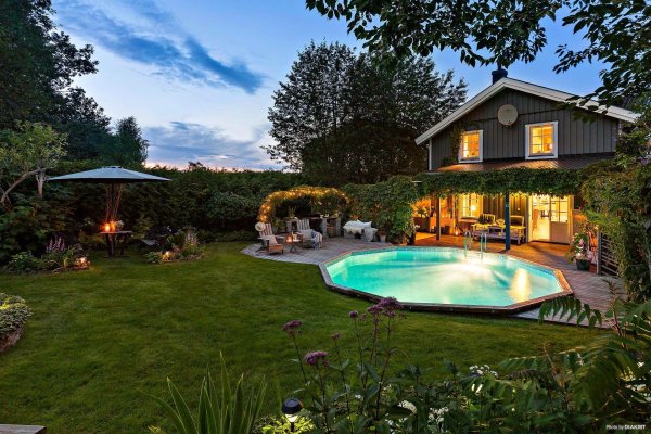 загородный дом с бассейном