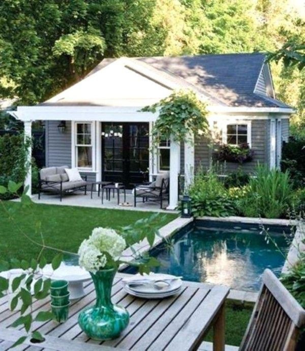 беседка у бассейна