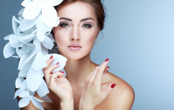 с праздником косметолога