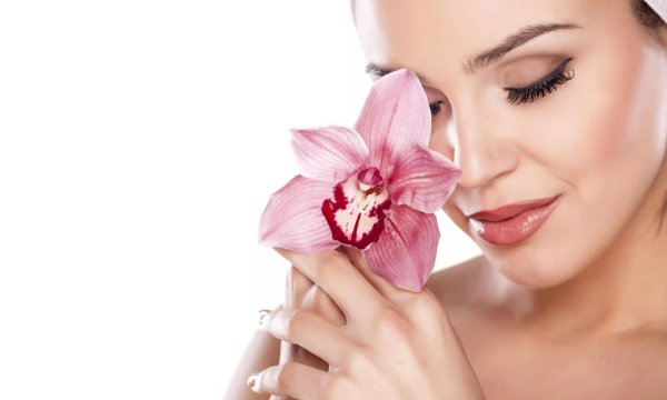 девушка с орхидеей