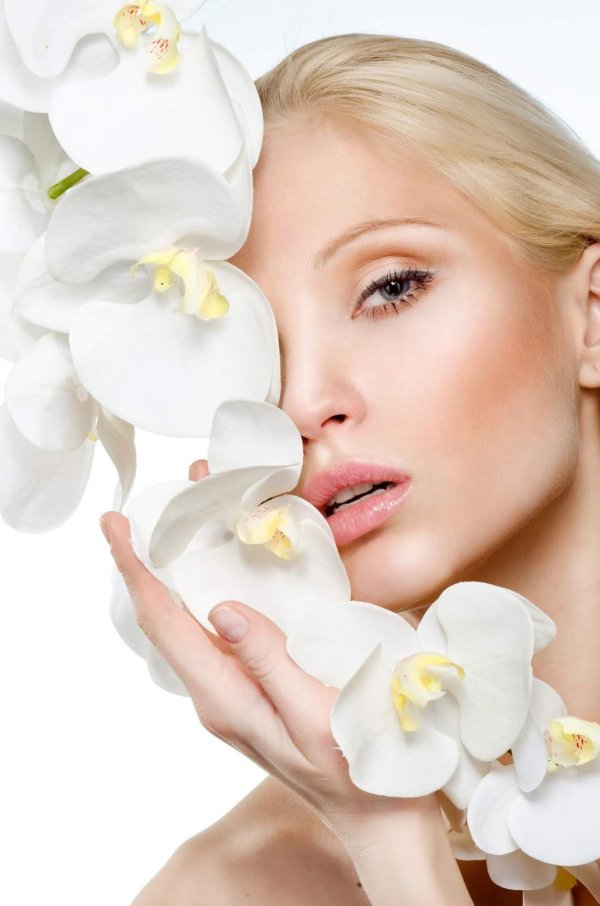 девушка косметолог