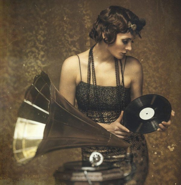 девушка с граммофоном