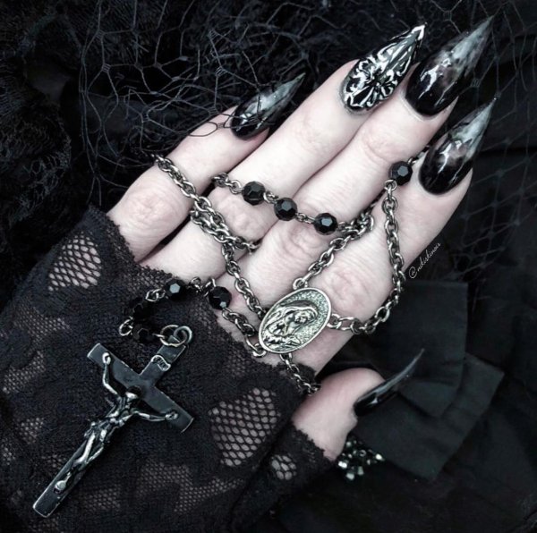 готический маникюр