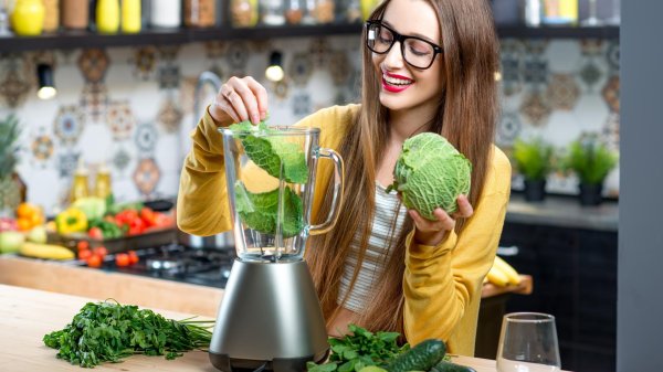 девушка с коктейлем