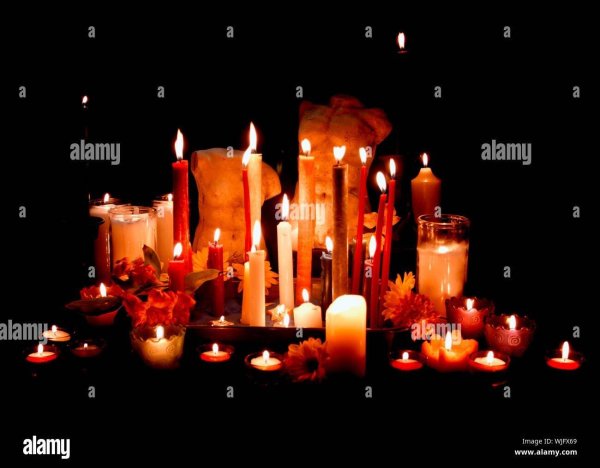 горящие свечи