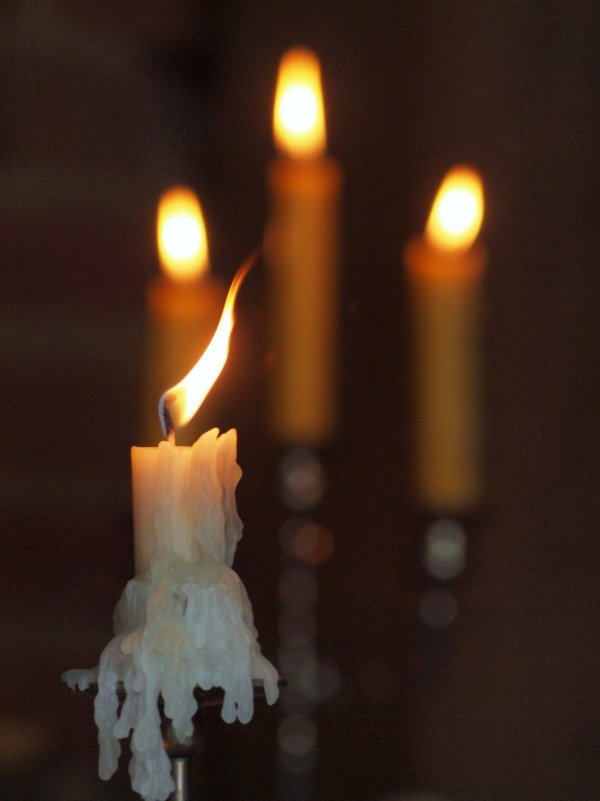 горящие свечи
