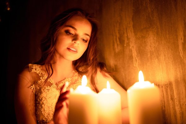 женщина со свечой