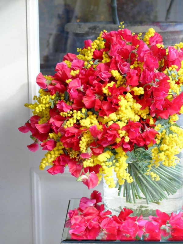 розы кустовые с мимозой в букете