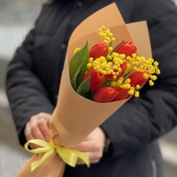 тюльпан с мимозой