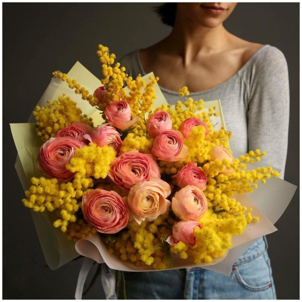 ранункулюсы с мимозой