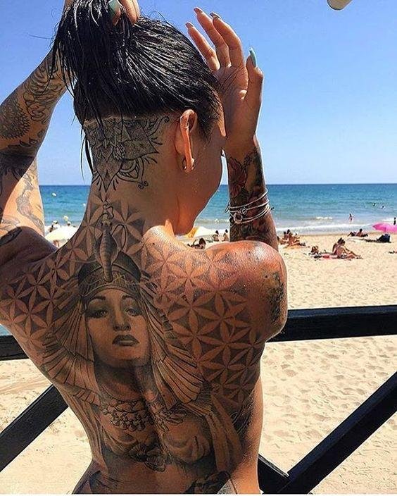 женщина с татуировками