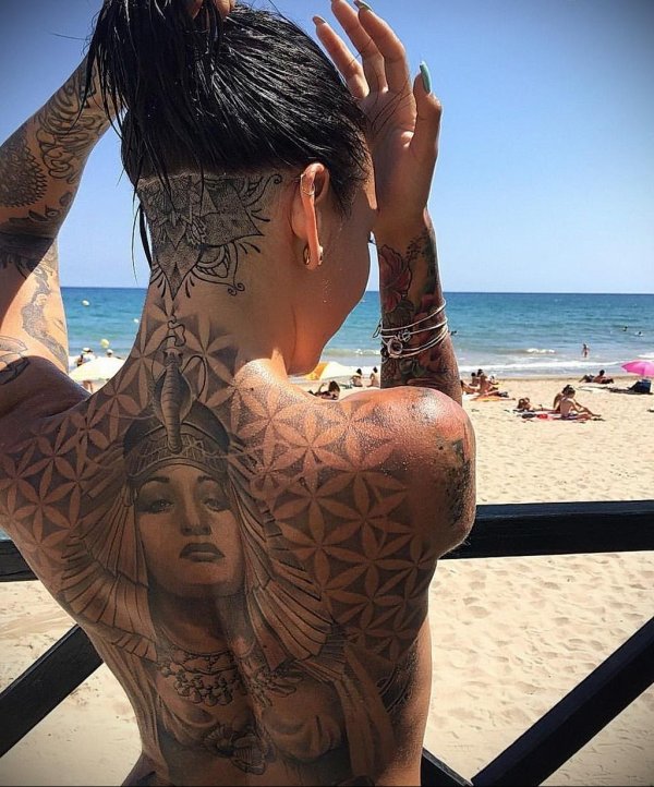 женщина с татуировками