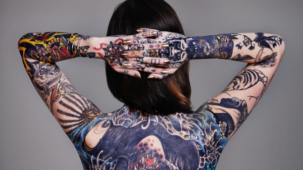 женщина с татуировками