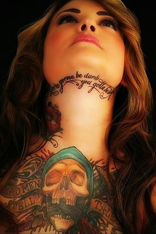 красивая девушка с татуировками