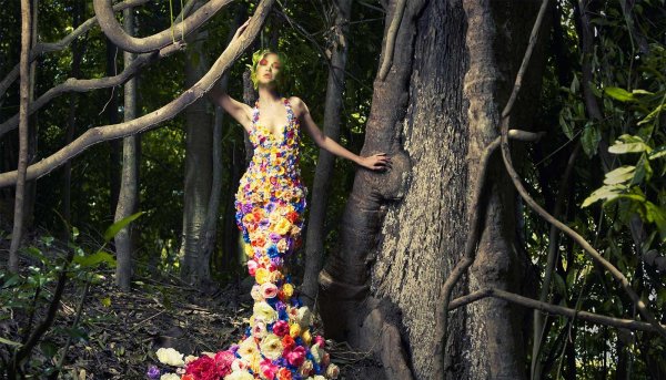 женщина дерево