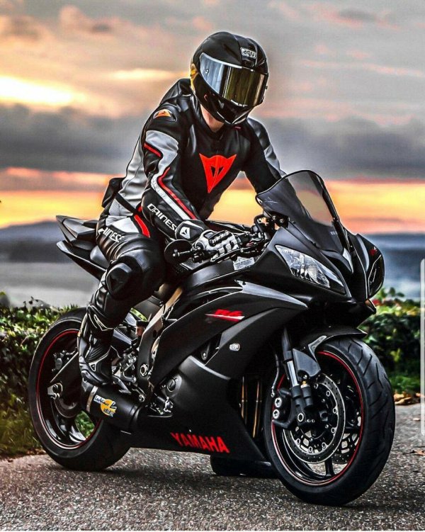 yamaha r6 черный с мотогонщиком