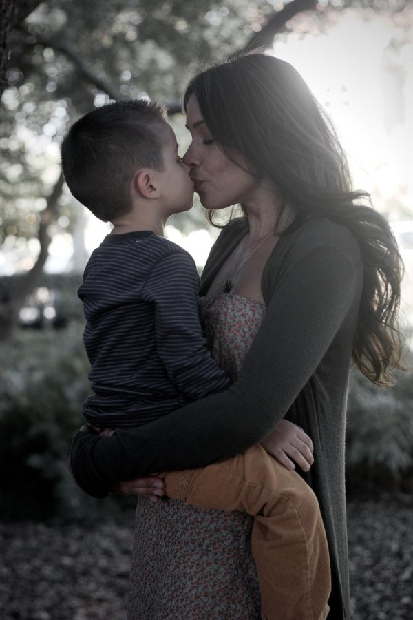 мать целует сына