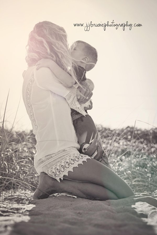 красивая мама с ребенком