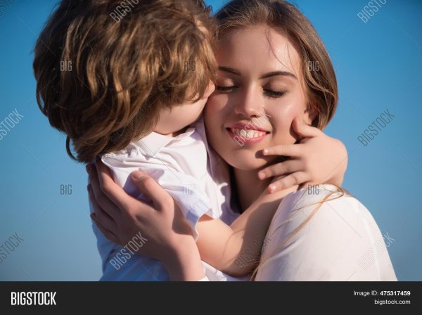 фото как ребёнок обнимает свою маму