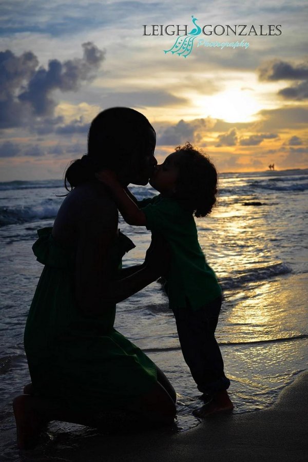 малыш на море