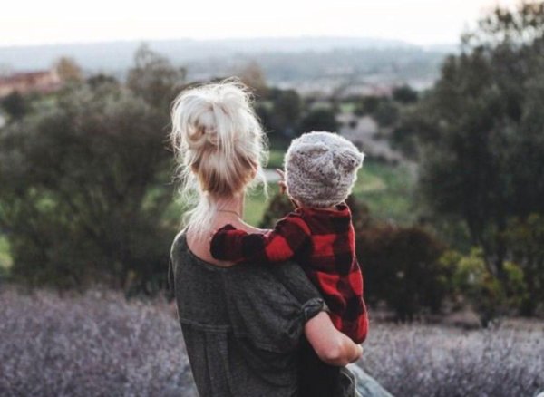 блондинка с ребёнком со спины