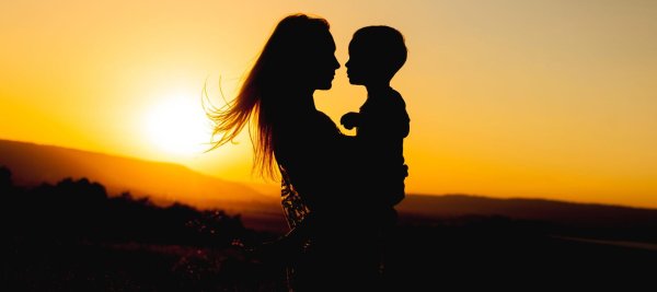 женщина с ребенком на руках