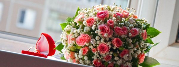 кустовые розы с гипсофилой