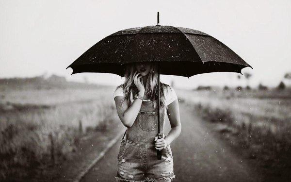 девушки под дождем