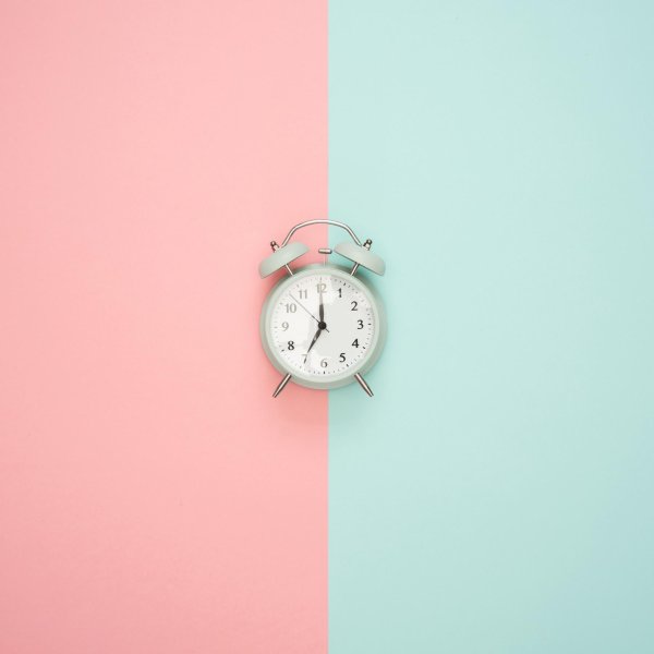 розовый будильник