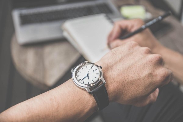 мужская рука с часами