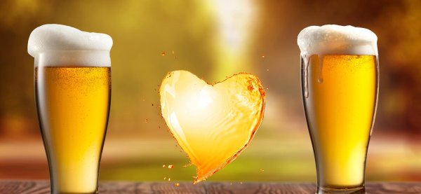 два бокала пива