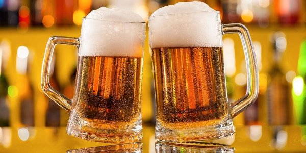 два бокала пива