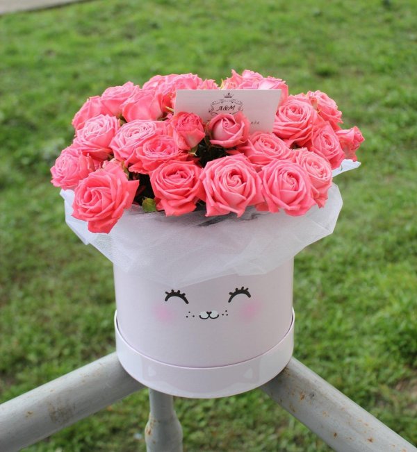 пионовидные розы в коробке