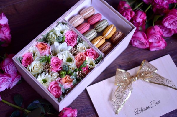 коробки с цветами и сладостями