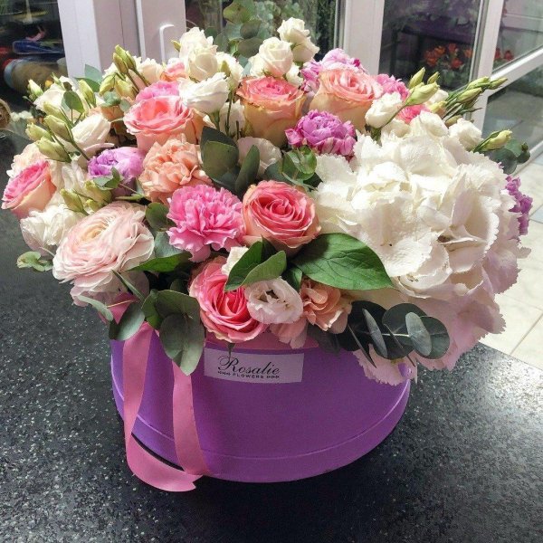 букеты цветов в шляпных коробках