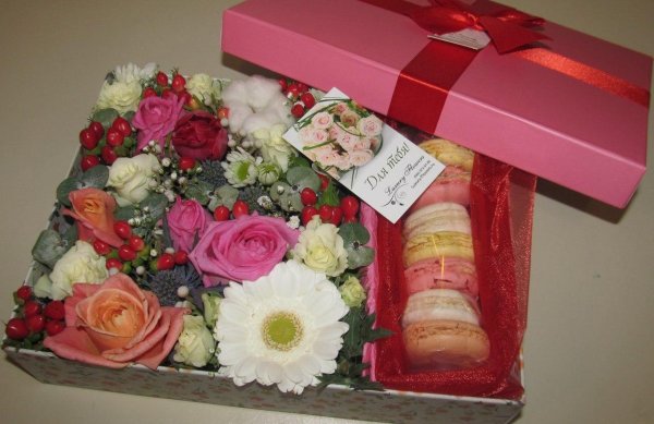 коробочки с цветами и сладостями