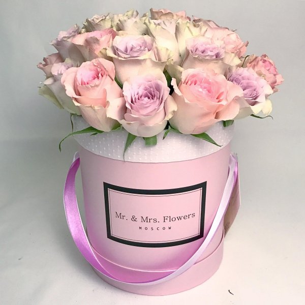 розы в шляпной коробке