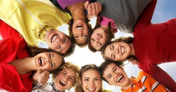 подростки смеются