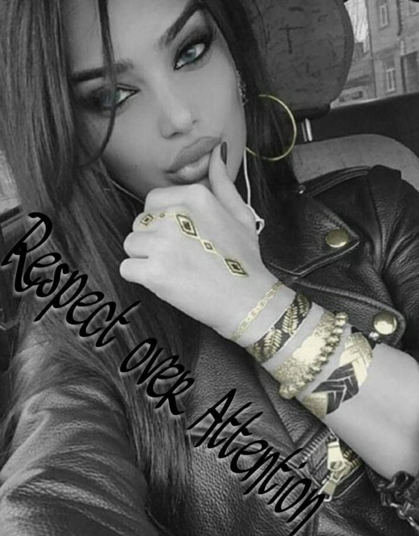 девушка брюнетка