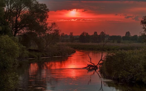 красивый закат на реке