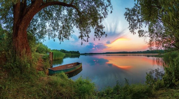 лодка на озере