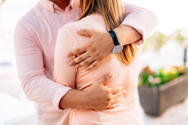 мужчина обнимает женщину